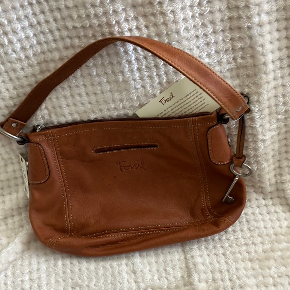Fossil genuine leather purse. 14x7 new w/tag phone pocket inner/outer zip pocket